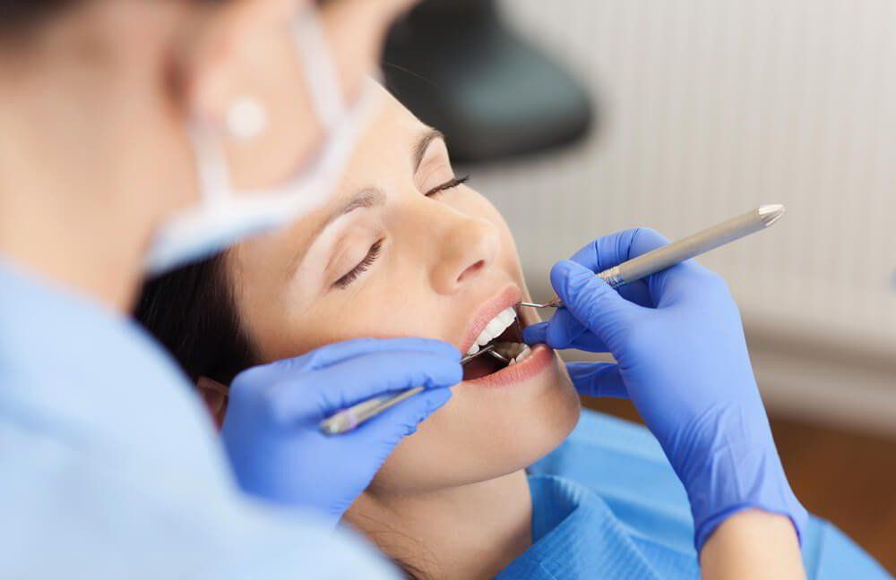 Bọc mão răng sứ có đau không? Cách giảm đau, đảm bảo an toàn Bạn cần thăm khám và chụp phim kỹ lưỡng trước khi bọc mão răng sứ để ít bị đau