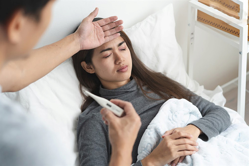 Cục máu đông sau khi nhổ răng có tác dụng gì? Khi nào biến mất Sốt là dấu hiệu cho thấy cục máu đông tan sớm bất thường sau nhổ răng