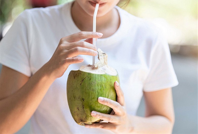 Nhổ răng uống nước dừa được không? Hướng dẫn uống đúng cách Sau khi nhổ răng bạn có thể uống nước dừa