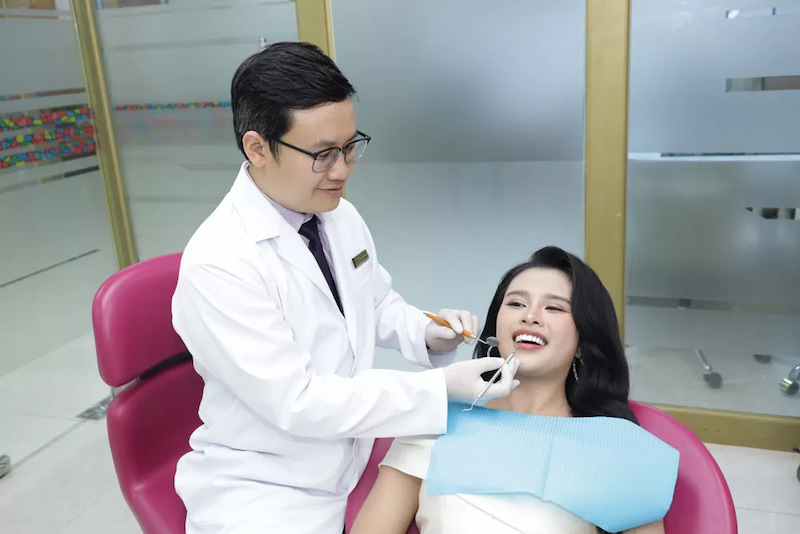 Niềng răng hay bọc sứ tốt hơn? Lưu ý trước khi quyết định Bạn cần lựa chọn cơ sở nha khoa uy tín để đạt hiệu quả tốt nhất khi niềng hay bọc sứ